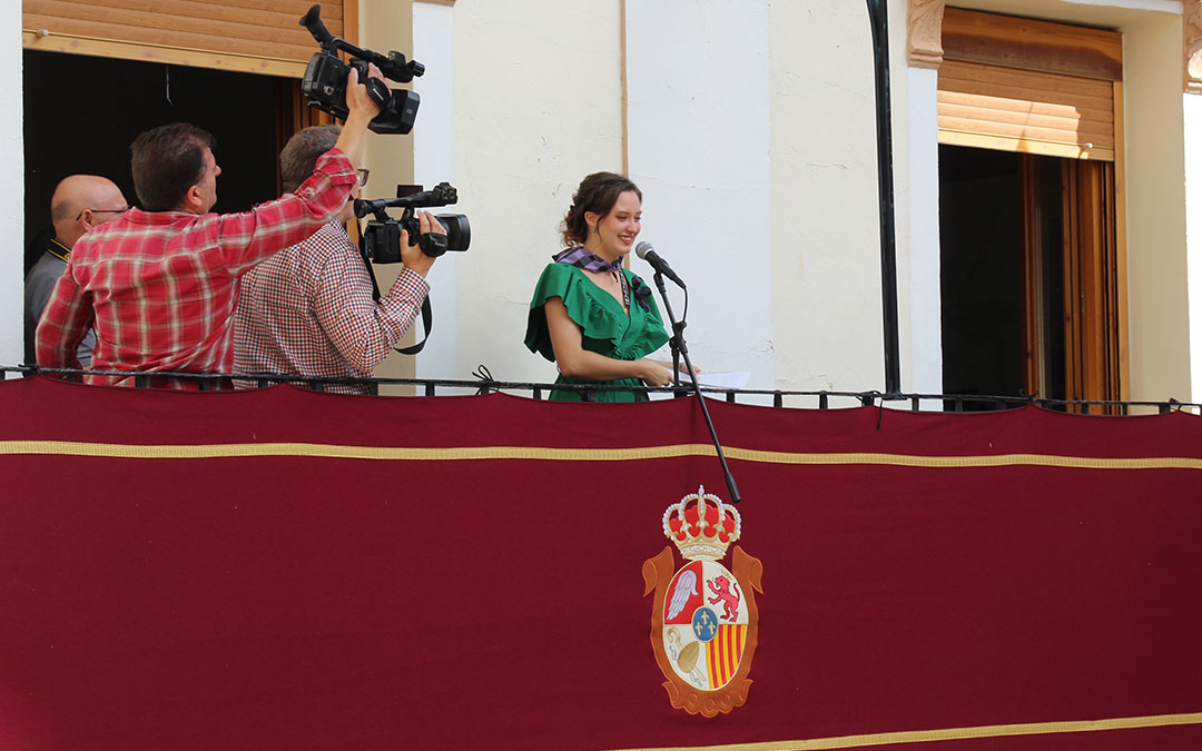 Iris Pérez Ginés acaparando los focos en su pregón. / B. Severino
