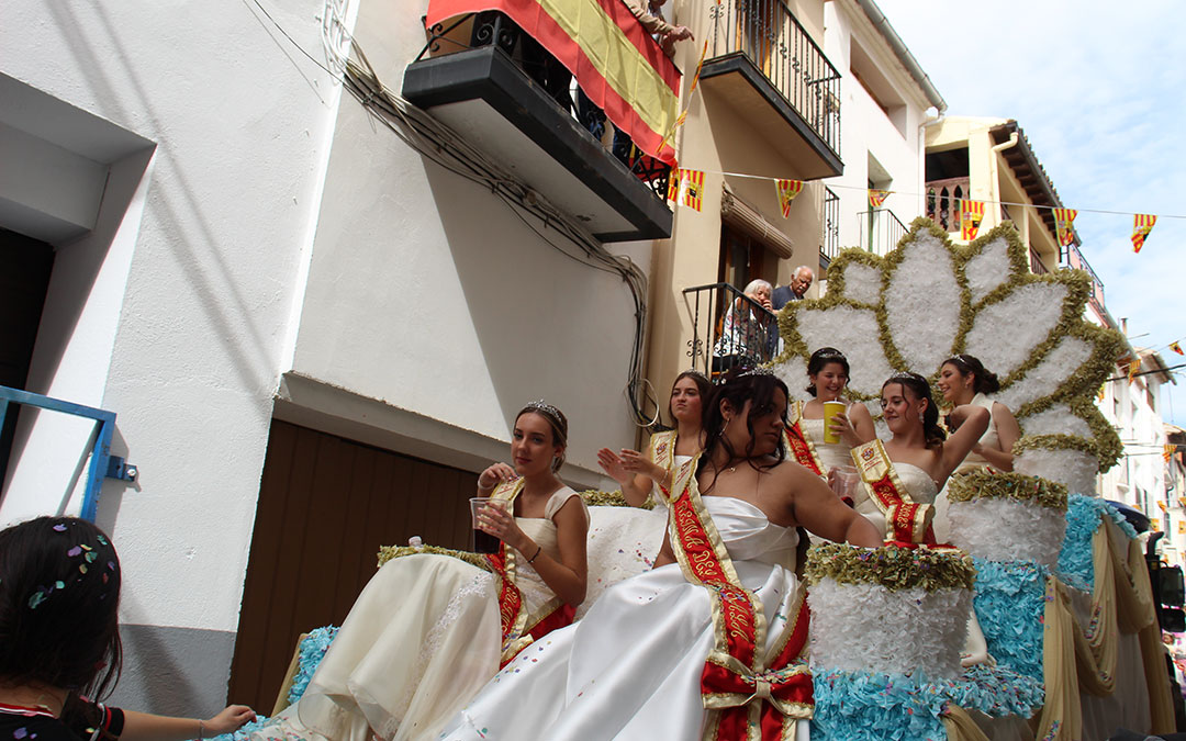 Desfile de carrozas 2024 en Albalate del Arzobispo. / B. Severino
