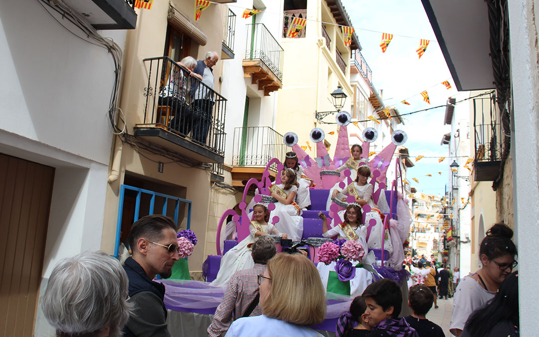 Desfile de carrozas 2024 en Albalate del Arzobispo. / B. Severino