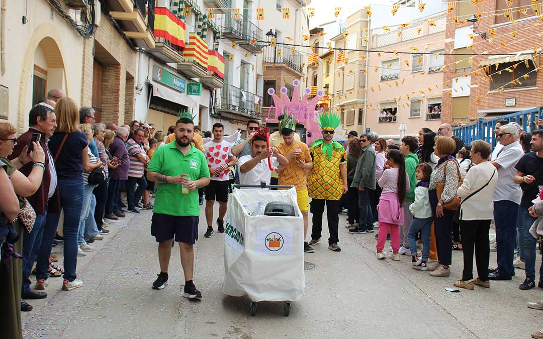 Desfile de carrozas 2024 en Albalate del Arzobispo. / B. Severino