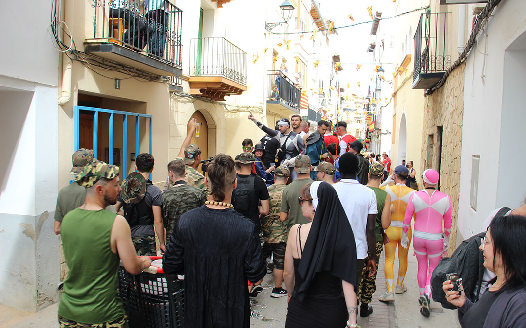 Desfile de carrozas 2024 en Albalate del Arzobispo. / B. Severino