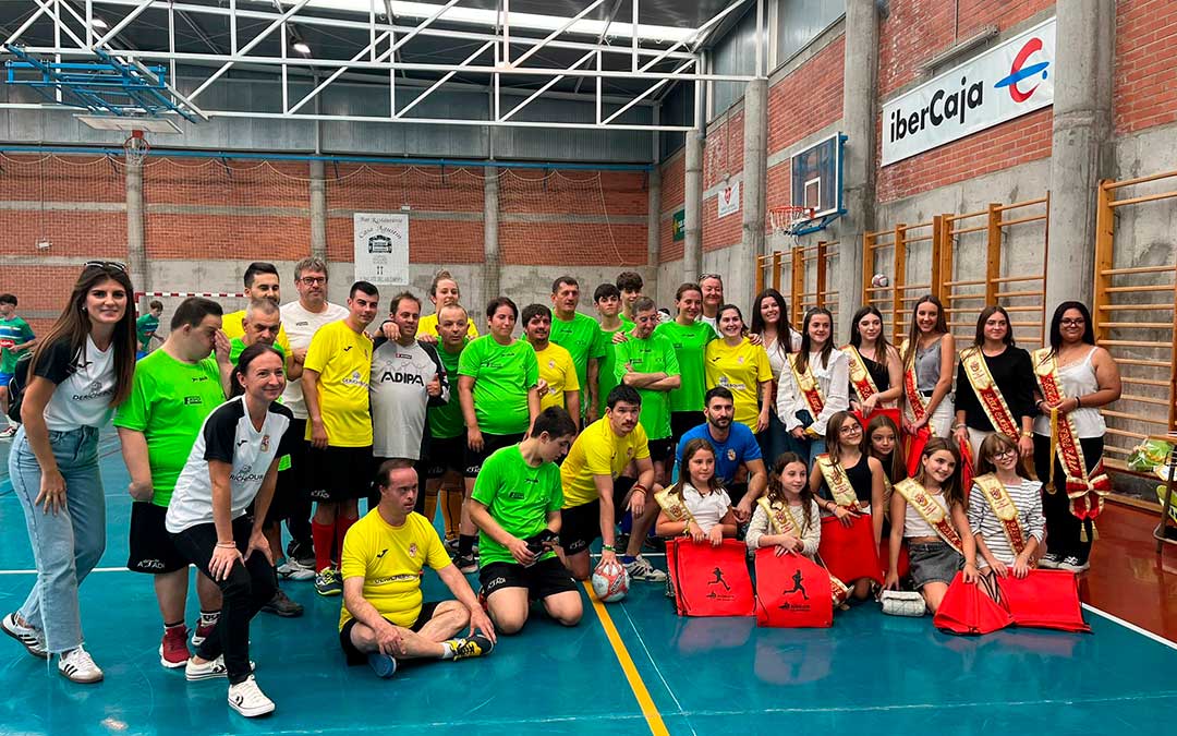 Foto de familia de los jugadores del Albalate F.S. y de Atadi en su último encuentro./ Ayto.