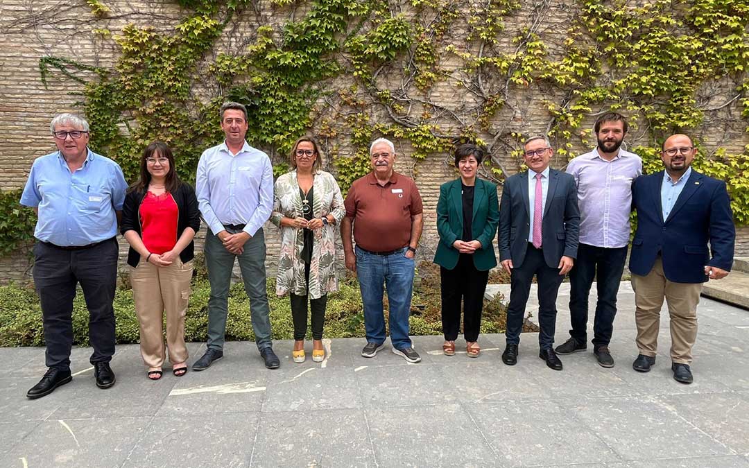 Los alcaldes de Puertomingalvo, Mirambel, La Iglesuela, Fortanete y Tronchón; y la teniente alcalde de Cantavieja; con el presidente de la DPT (PP), la secretaria general del PSOE-Teruel y el portavoz del PAR, este jueves en las Cortes./ La COMARCA
