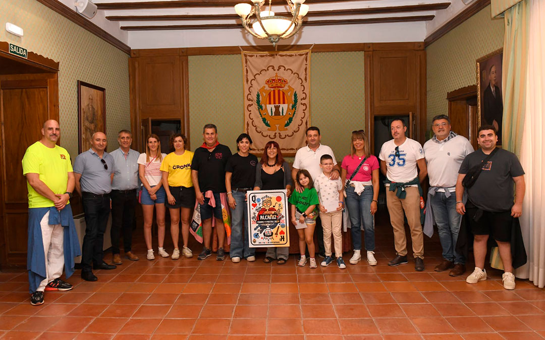 Entrega del premio a Eli Marín Gargallo como ganadora del cartel de fiestas. / Ayuntamiento de Alcañiz