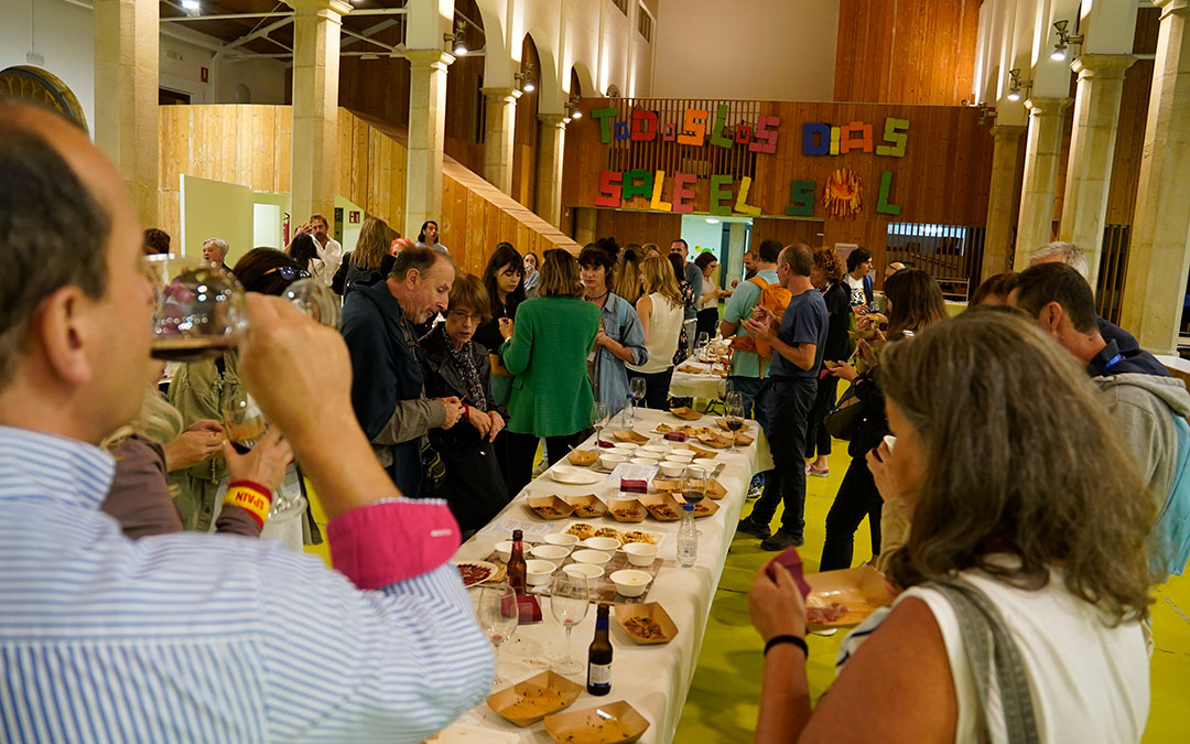 La cena de la noche del viernes con catas y tapas de tres restaurantes. / La COMARCA