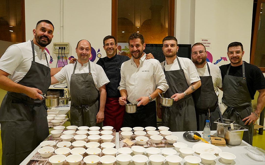 Cocineros de La Fábrica de Solfa, La Fonda Alcalá y Gastrobar Micelios que sirvieron las tapas de la cena del viernes. / La COMARCA