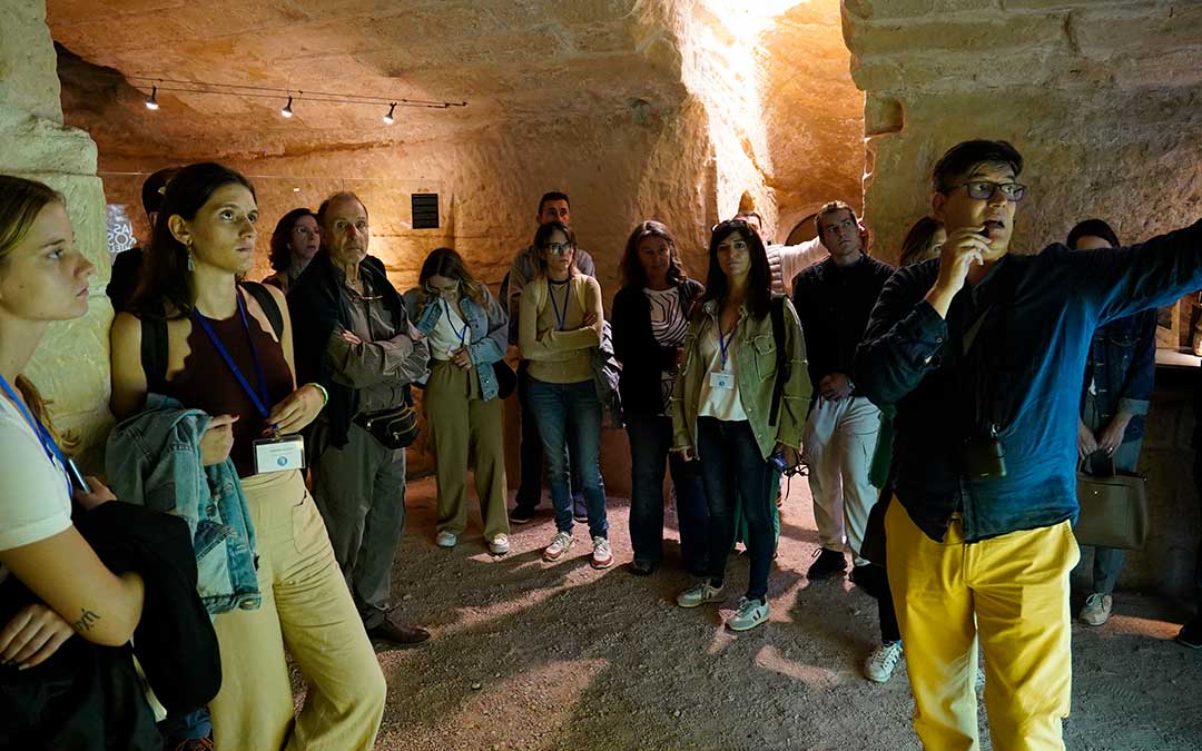 Visita guiada a la nevera y los pasadizos. / La COMARCA