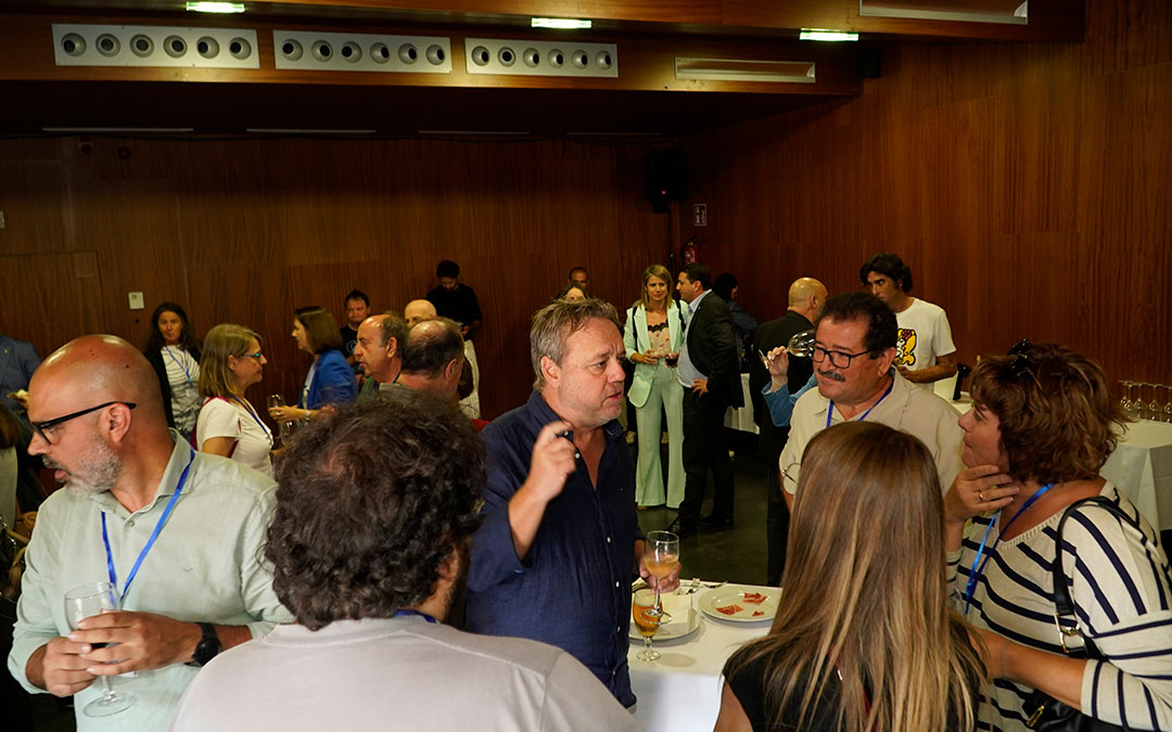 Networking en la primera jornada en el Liceo. / La COMARCA