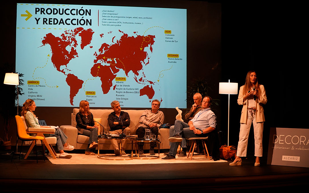 Ponencia sobre periodismo de viajes desde Aragón que moderó Gema Romero (izda). / La COMARCA