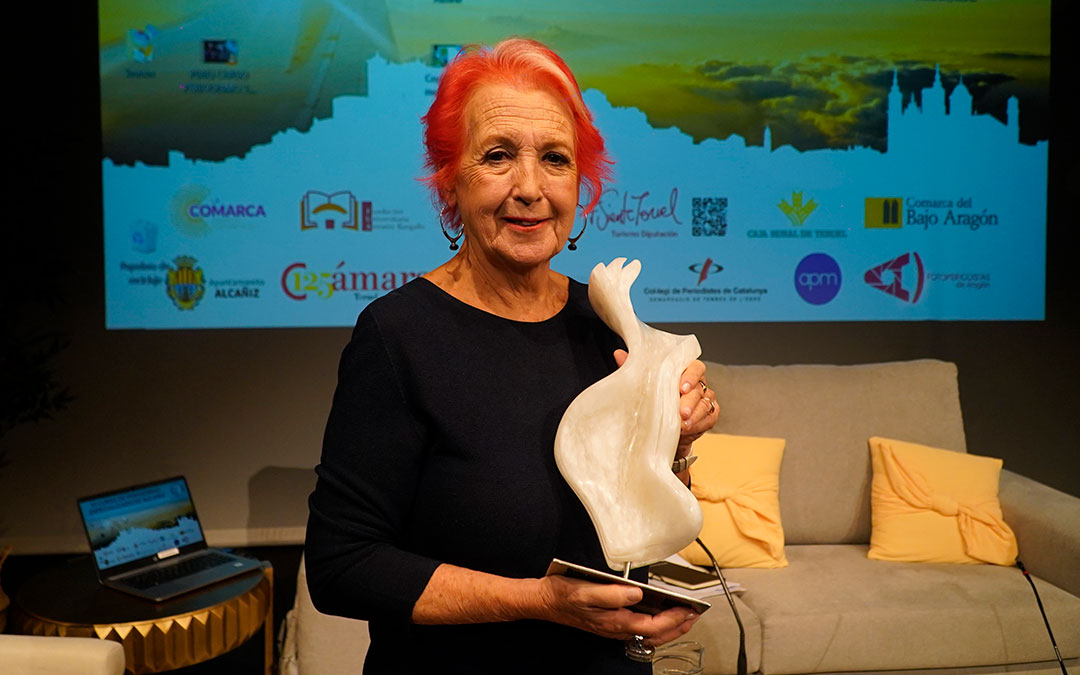 Rosa María Calaf sostiene el premio Pilar Narvión 2024 en el VI Curso de Periodismo Especializado de Alcañiz. / La COMARCA