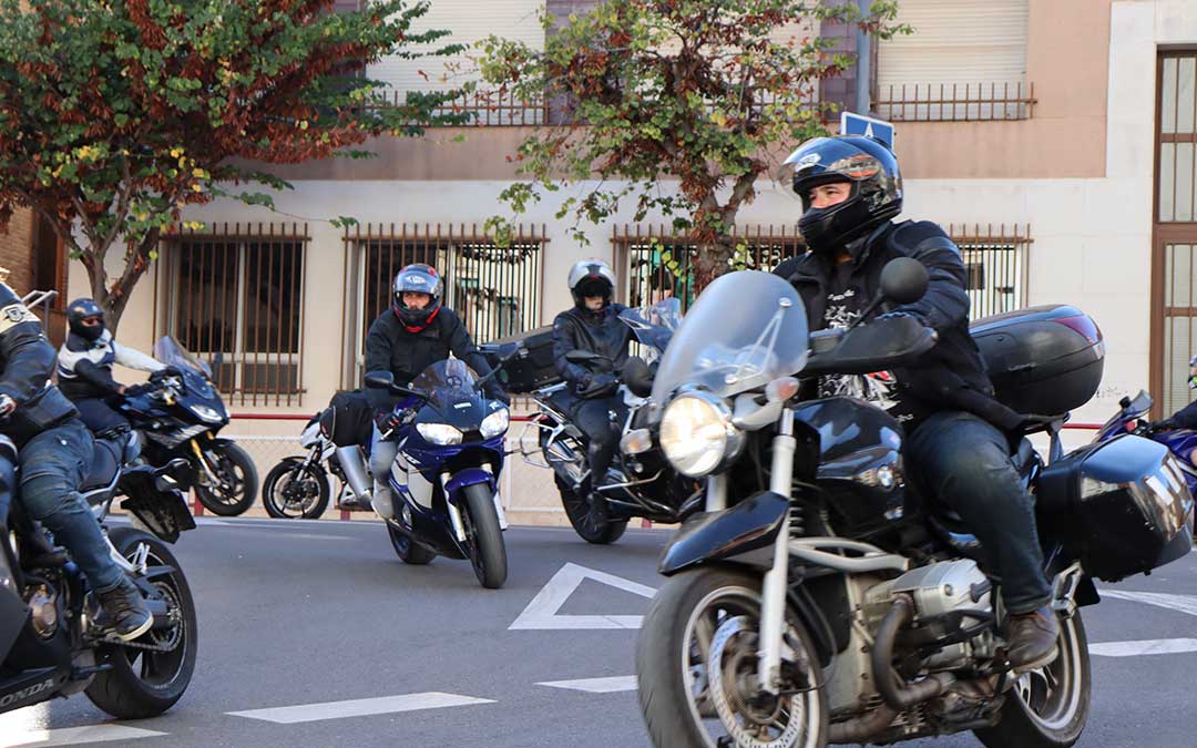 Desfile de aficionados de SBK por el circuito Guadalope este sábado./ Sandra Jiménez