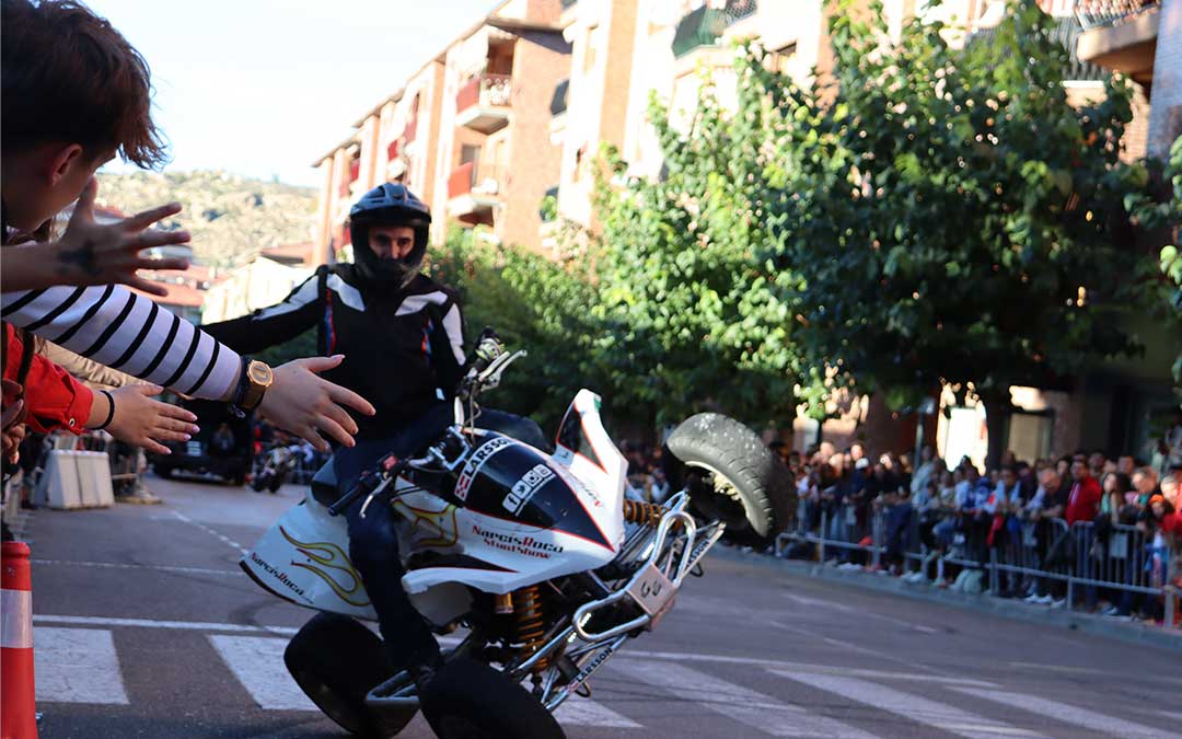 Acrobacias en la avenida Huesca como actividad extra durante este fin de semana de Superbikes./ Sandra Jiménez.