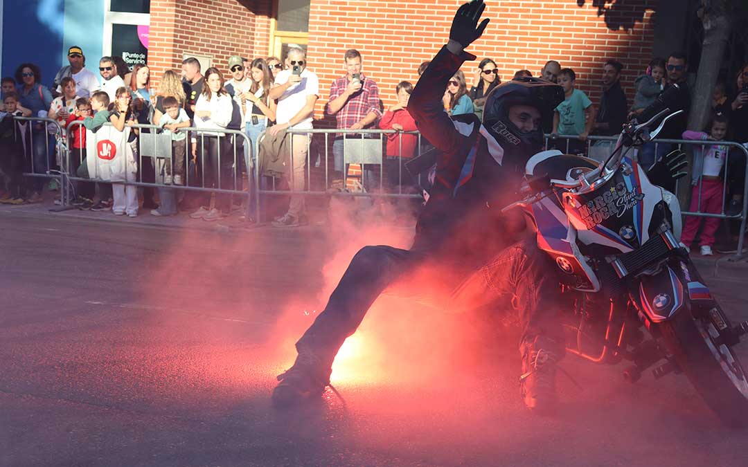 Acrobacias en la avenida Huesca como actividad extra durante este fin de semana de Superbikes./ Sandra Jiménez.