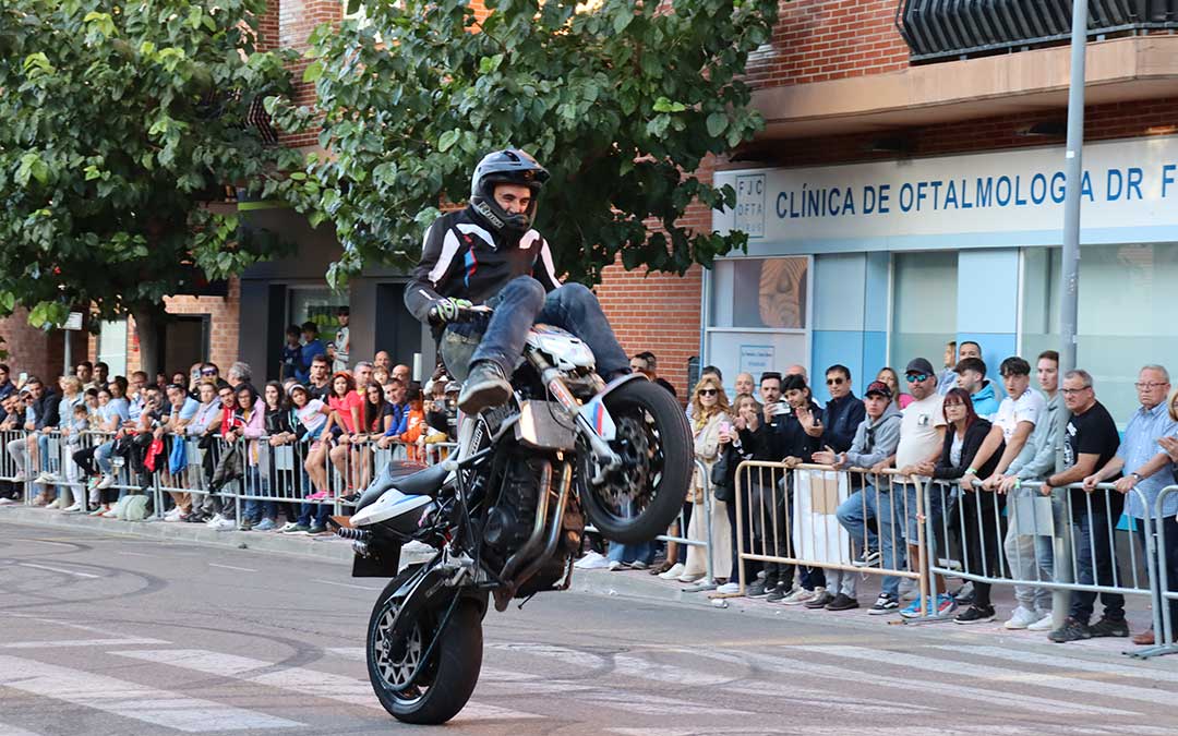 Acrobacias en la avenida Huesca como actividad extra durante este fin de semana de Superbikes./ Sandra Jiménez.