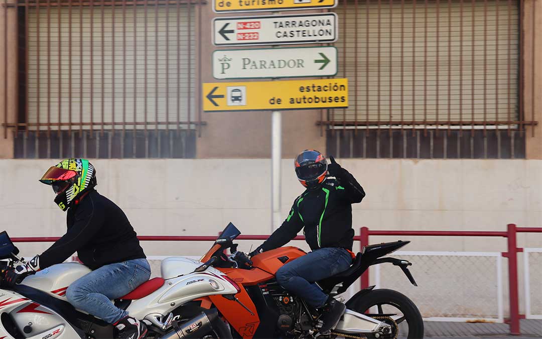 Desfile de aficionados de SBK por el circuito Guadalope este sábado./ Sandra Jiménez