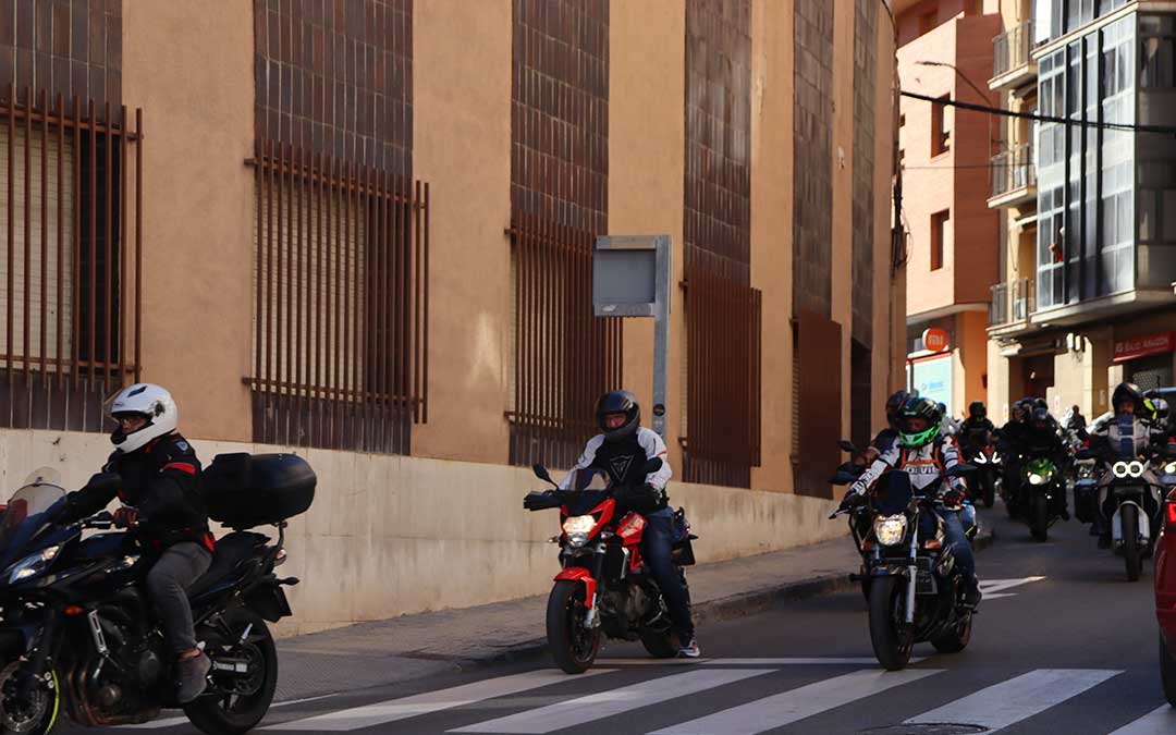 Desfile de aficionados de SBK por el circuito Guadalope este sábado./ Sandra Jiménez