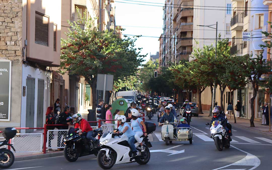 Desfile de aficionados de SBK por el circuito Guadalope este sábado./ Sandra Jiménez