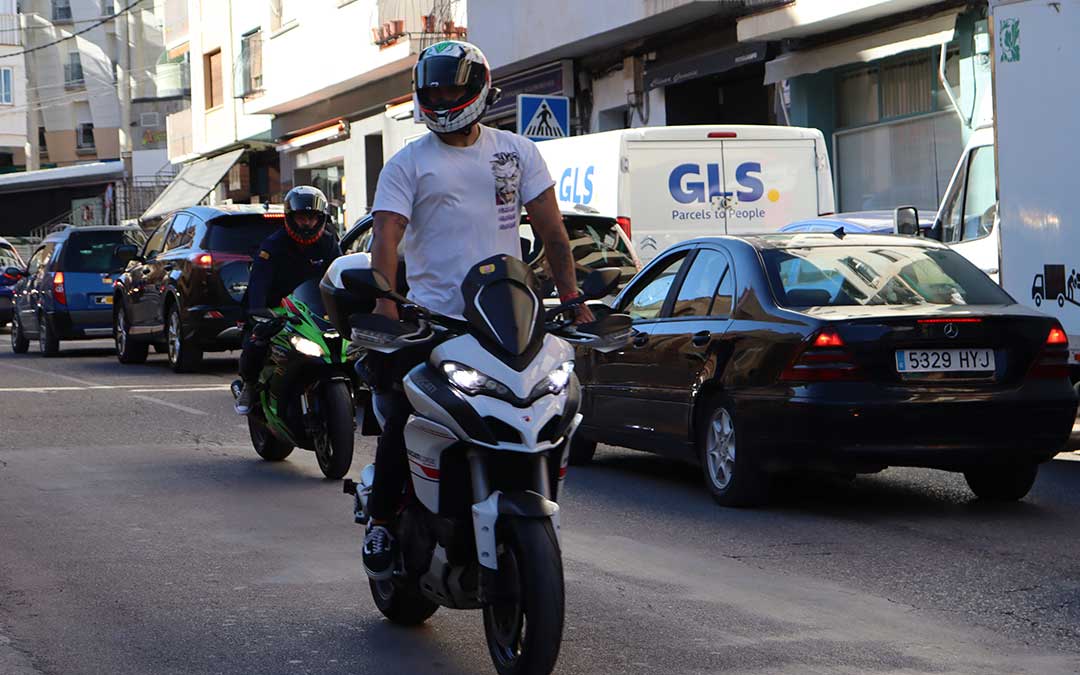 Desfile de aficionados de SBK por el circuito Guadalope este sábado./ Sandra Jiménez