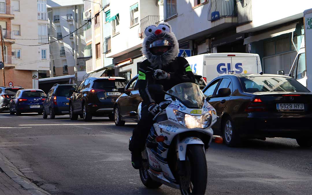 Desfile de aficionados de SBK por el circuito Guadalope este sábado./ Sandra Jiménez
