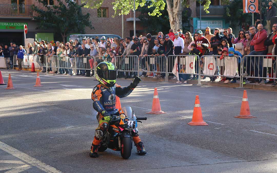 Acrobacias en la avenida Huesca como actividad extra durante este fin de semana de Superbikes./ Sandra Jiménez.