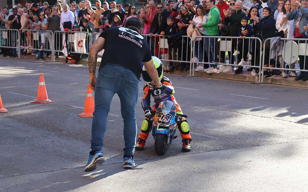 Acrobacias en la avenida Huesca como actividad extra durante este fin de semana de Superbikes./ Sandra Jiménez.