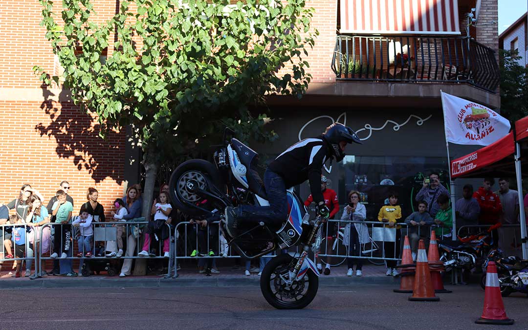 Acrobacias en la avenida Huesca como actividad extra durante este fin de semana de Superbikes./ Sandra Jiménez.