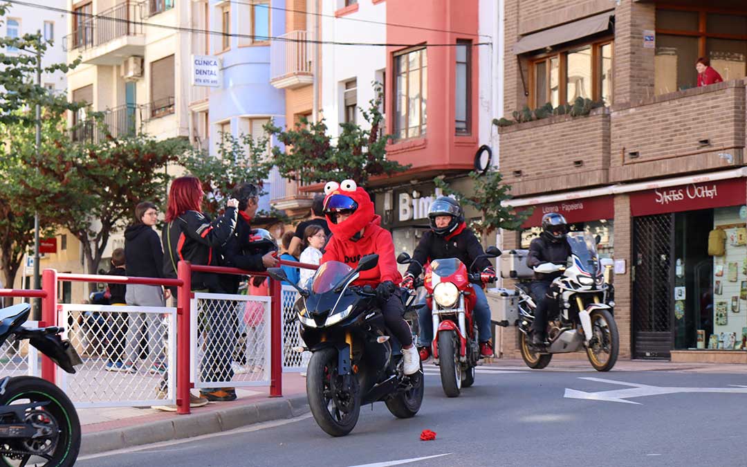 Desfile de aficionados de SBK por el circuito Guadalope este sábado./ Sandra Jiménez