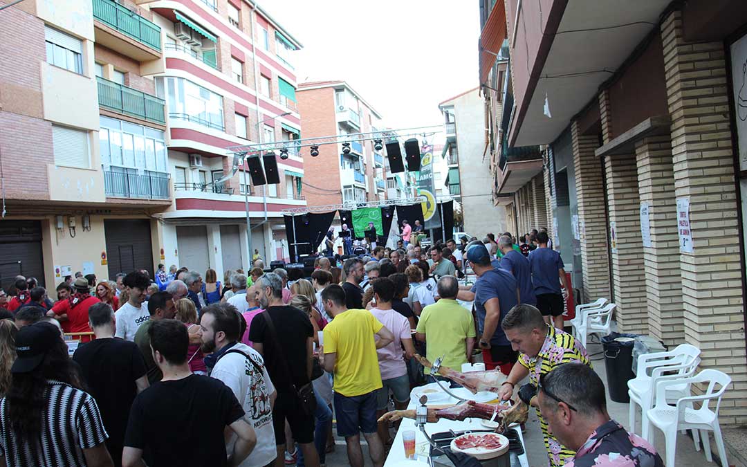 El Festival Albajam volvió a llevar la música y el jamón a la calle Torrevelilla. / B. Severino