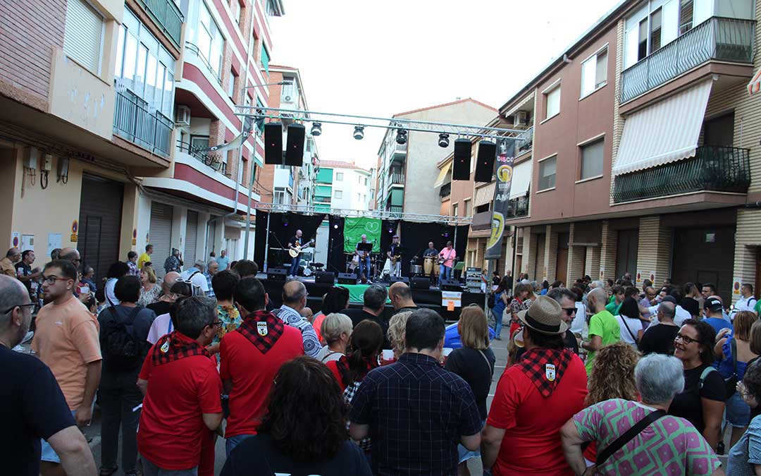 El Festival Albajam volvió a llevar la música y el jamón a la calle Torrevelilla. / B. Severino