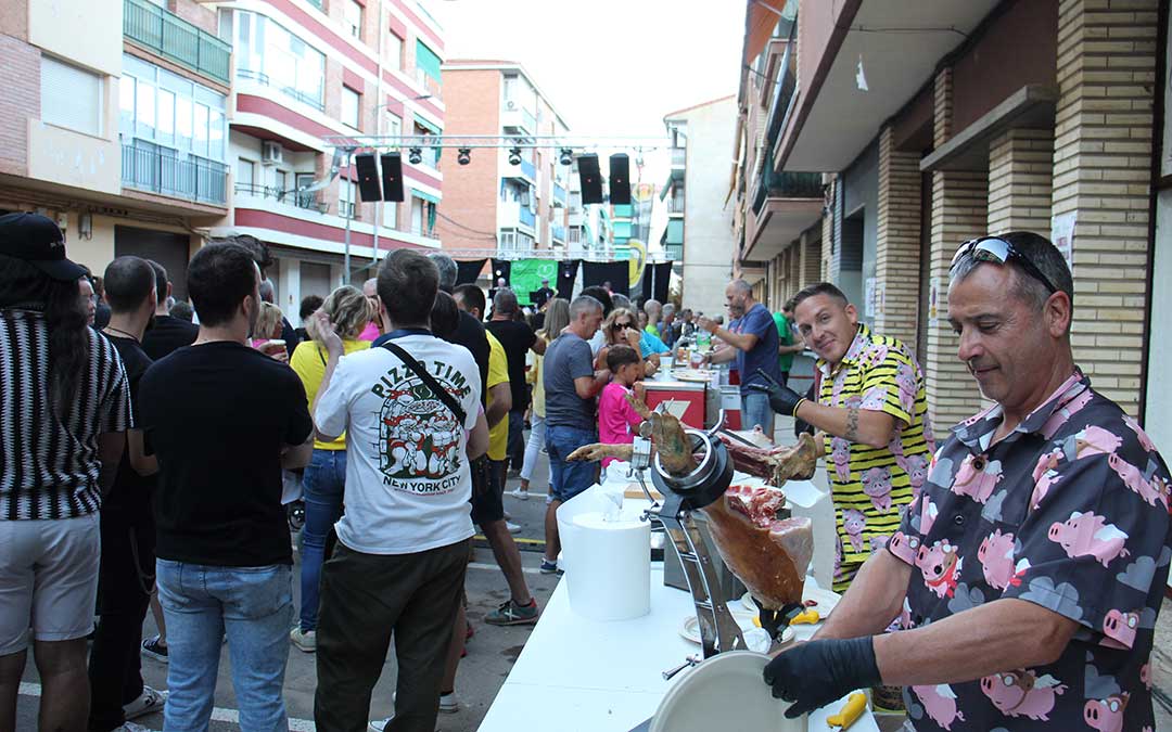 El Festival Albajam volvió a llevar la música y el jamón a la calle Torrevelilla. / B. Severino