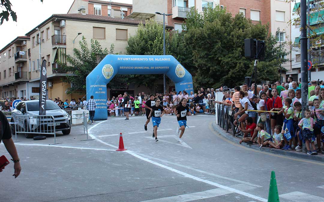 Ambiente en la Milla Popular Carrera Solidaria de Fiestas. / B. Severino