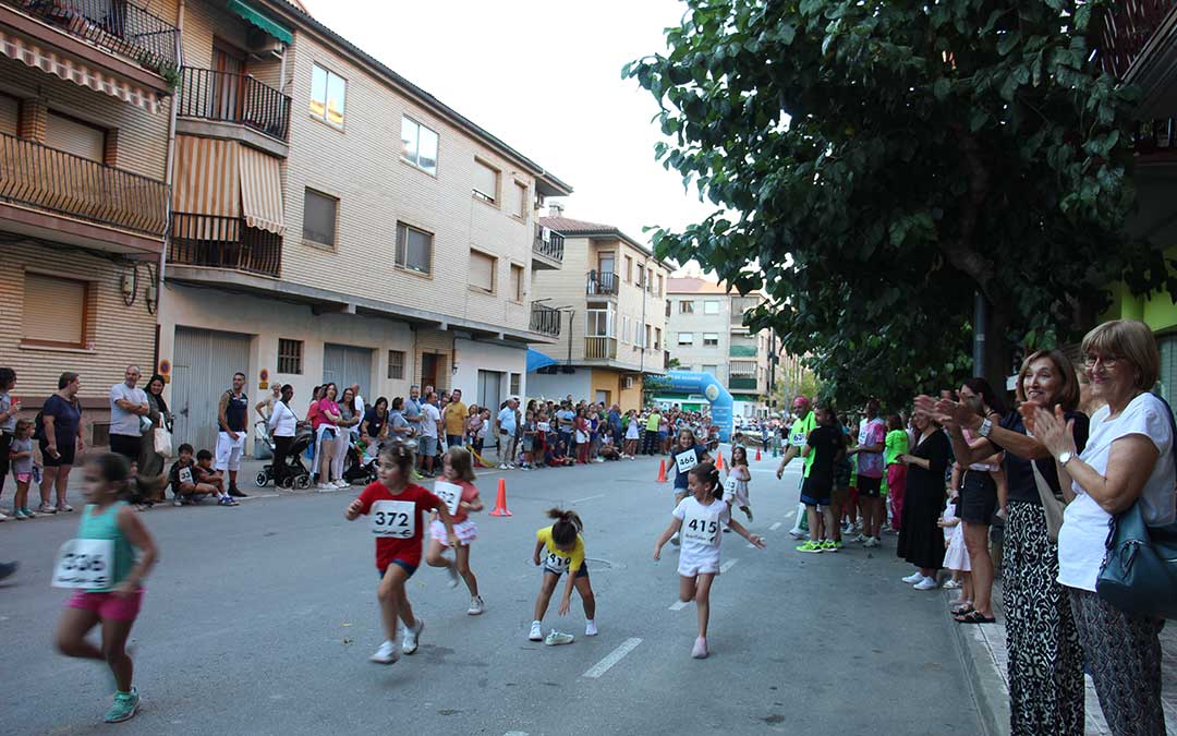 Ambiente en la Milla Popular Carrera Solidaria de Fiestas. / B. Severino