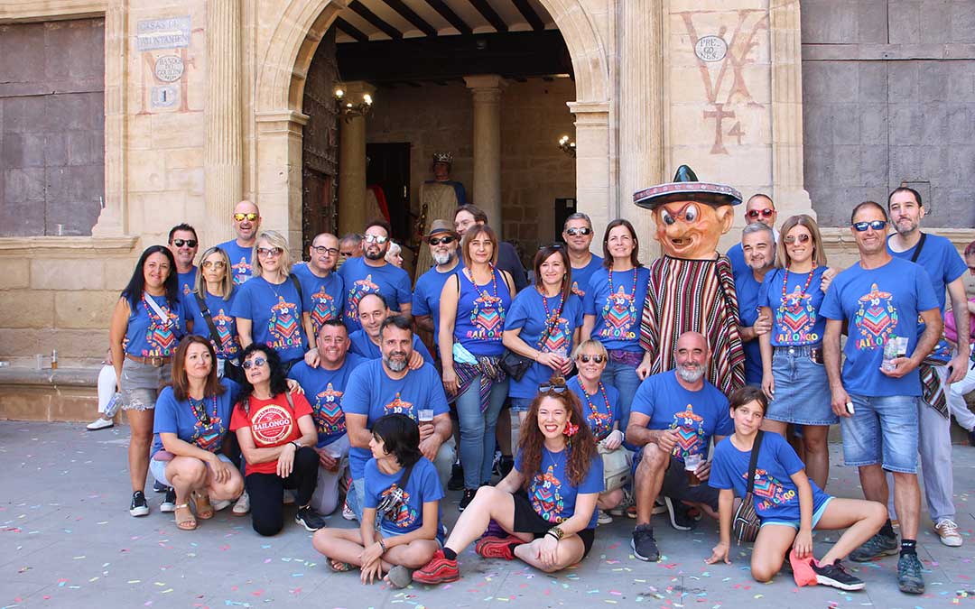 Miembros del Bailongo posando con el cabezudo ante el ayuntamiento. / B. Severino