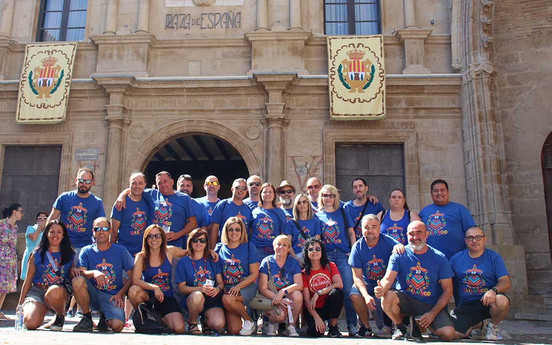 Miembros del Bailongo posando ante el ayuntamiento. / B. Severino