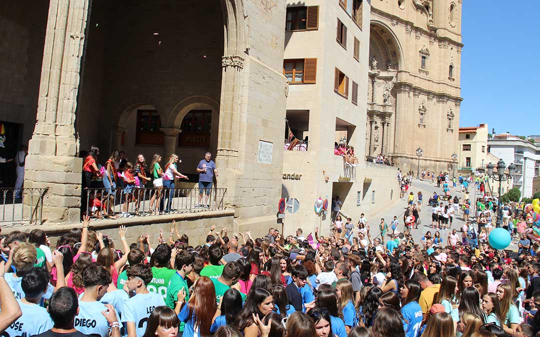 Lanzamiento de caramelos en el chupinazo de las fiestas de Alcañiz 2024. / B. Severino
