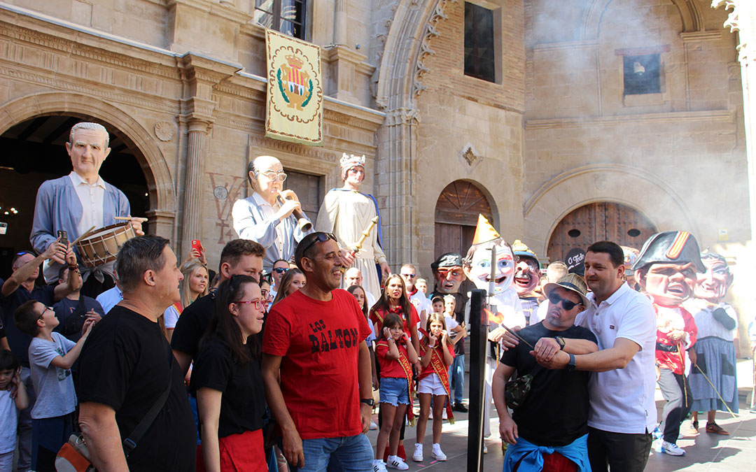 El alcalde encendió el primer cohete junto a la Asociación Las Cañas en el chupinazo de las fiestas de Alcañiz 2024. / B. Severino