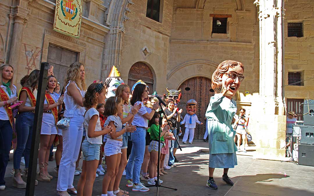 Presentación de Estrella la Tendera, la nueva cabezuda de la comparsa en el chupinazo de las fiestas de Alcañiz 2024. / B. Severino
