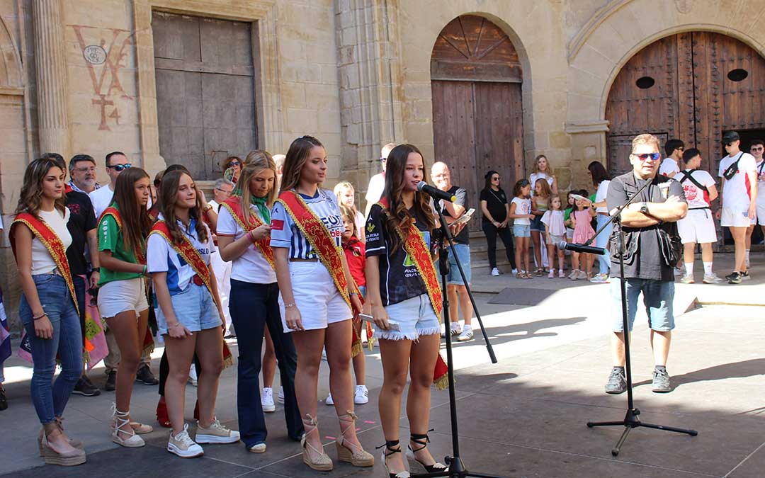 Las Reinas dirigieron unas palabras a sus vecinos en el chupinazo de las fiestas de Alcañiz 2024. / B. Severino