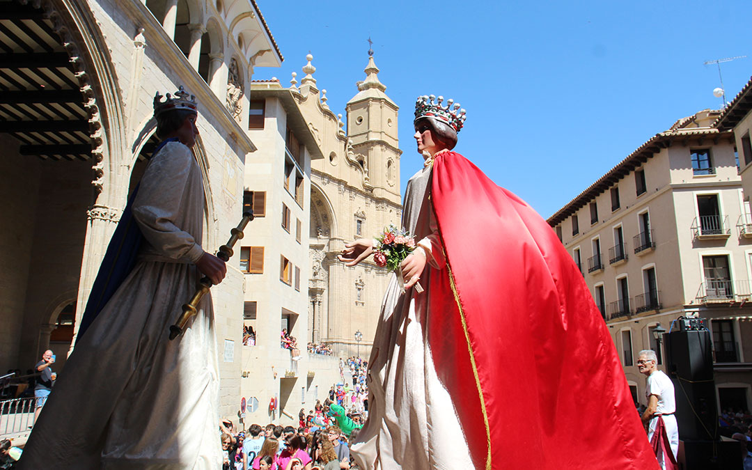 Baile final de los gigantes en el chupinazo de las fiestas de Alcañiz 2024. / B. Severino