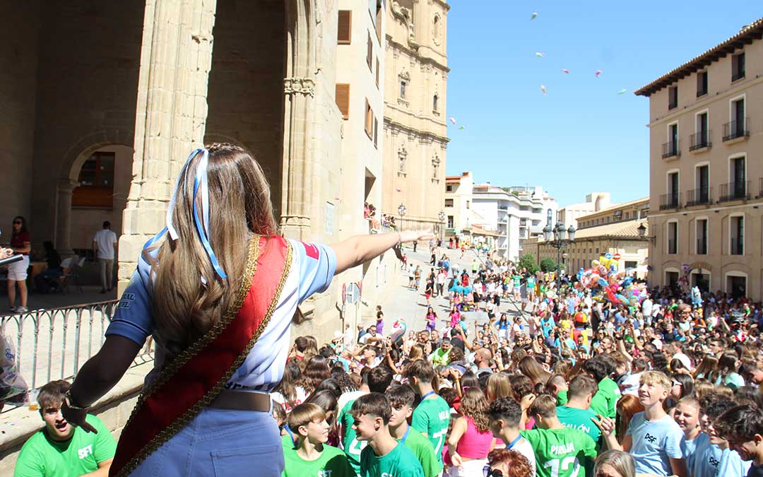 Lanzamiento de caramelos en el chupinazo de las fiestas de Alcañiz 2024. / B. Severino