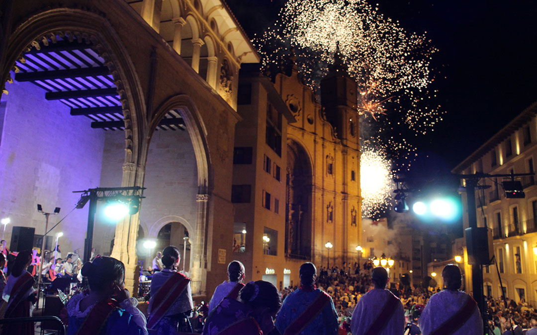 Fuegos artificiales para cerrar la proclamación de las Damas de Alcañiz 2024. / B. Severino