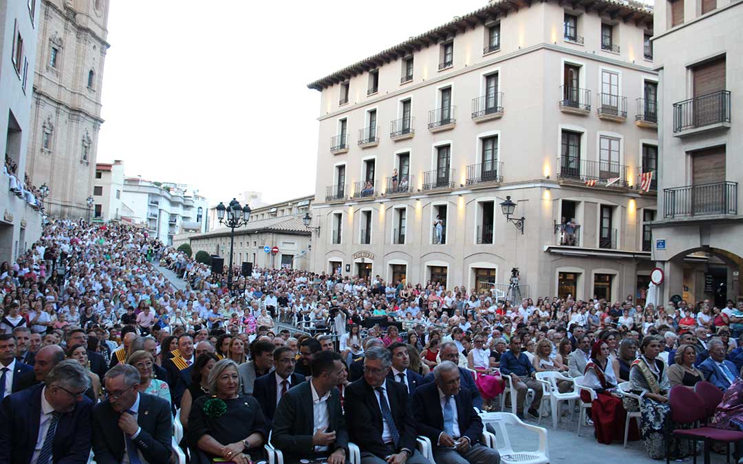 La plaza de España a rebosar. / B. Severino