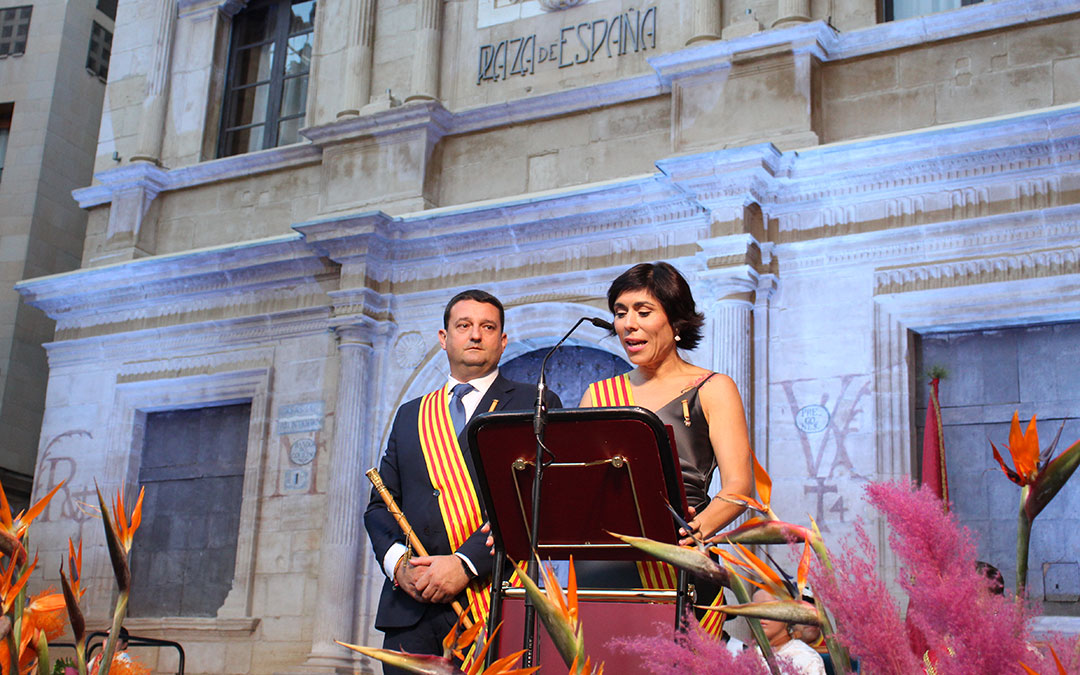 El alcalde de Alcañiz, Miguel Ángel Estevan, y la concejal de Festejos, Marta Alquézar, leyendo el acuerdo de gobierno para la proclamación de las Damas. / B. Severino