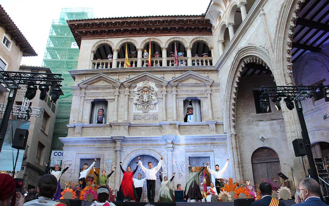 Malandía abrió la gala con la siempre agradecida presencia de los cabezudos. Bailaron la jota 'Gigantes y cabezudos'. / B. Severino