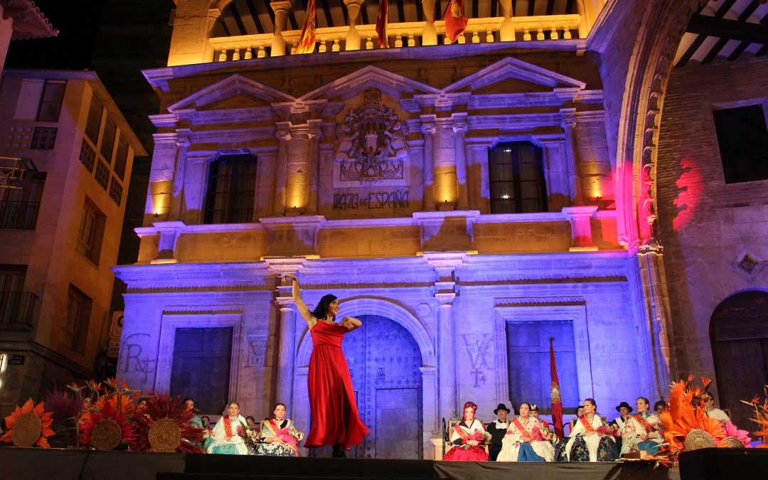 Concha Lasso en su interpretación de 'Un rosa', de Mecano. / B. Severino