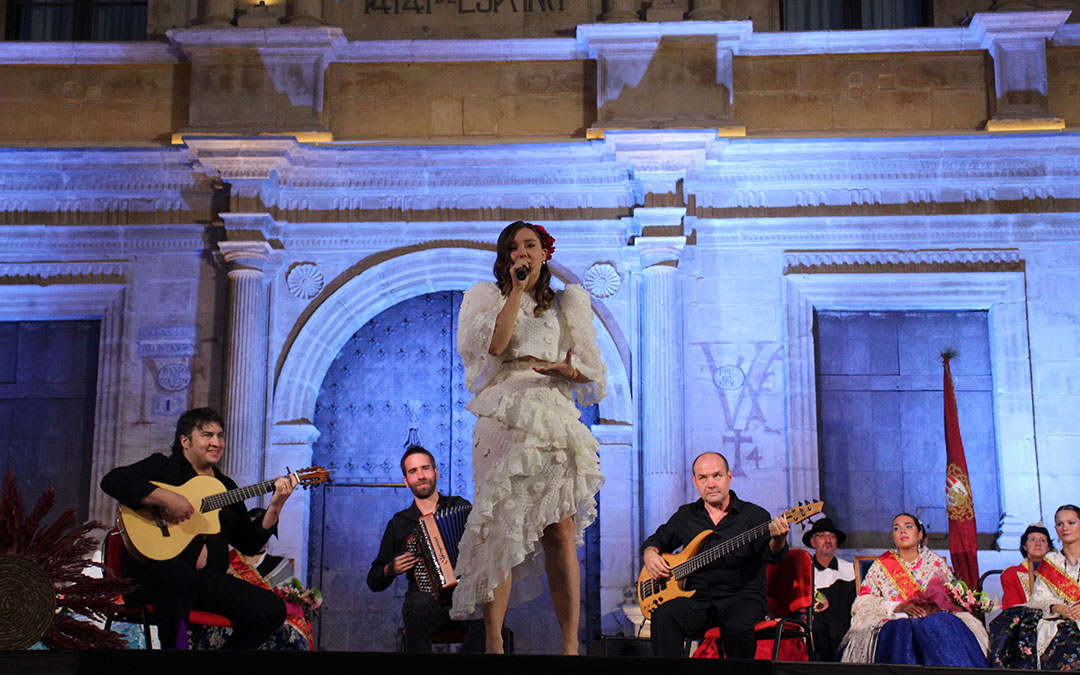 Iris Pérez interpretó la 'Llorona' arropada por Óscar Soriano, Juan Cazcarra, Antonio Bernal y el Coro Ciudad de Alcañiz. / B. Severino