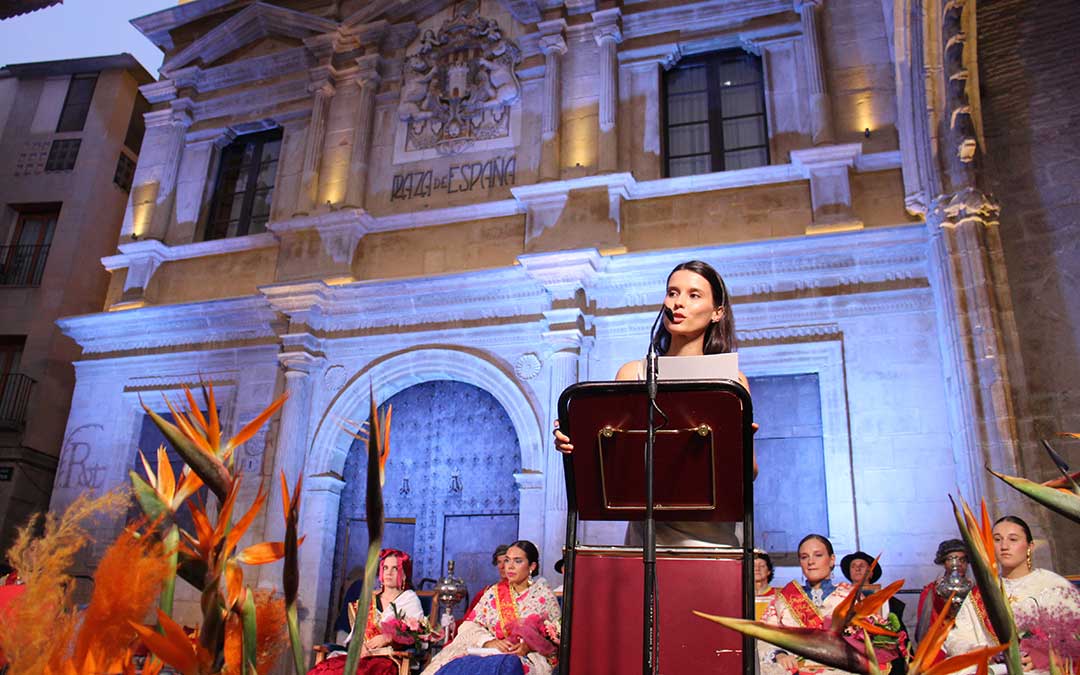 La directora de Radio La Comarca, Iulia Marinescu, presentó el acto. / B. Severino