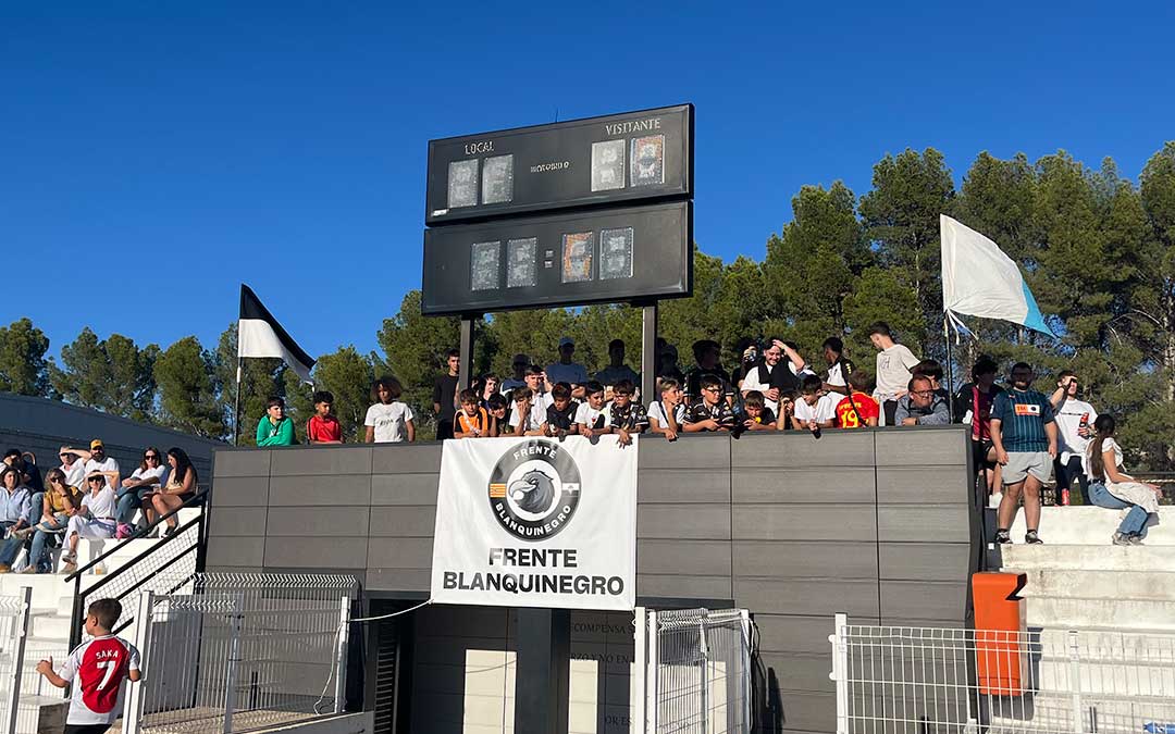 El Frente Blanquinegro animó el encuentro./ C.O.
