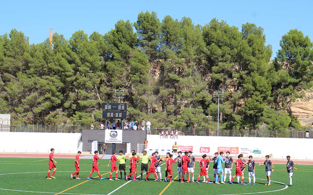 Liga Nacional Juvenil entre el Alcañiz y Real Zaragoza B y de fondo, el 'Frente Blaquinegro', la grada joven del Alcañiz C.F. / B.S.