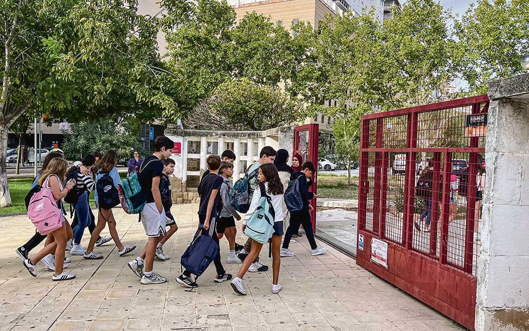 Alumnos de ESO entrando en su primer día de clases este jueves en Alcañiz. Este viernes lo harán los de Bachillerato y el lunes, la FP./ C.O.